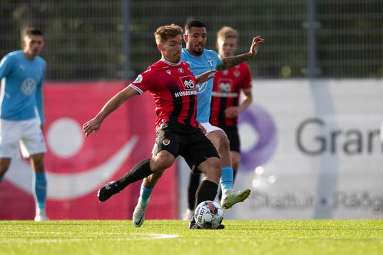 Pablo Punyed of Vikingur and Sergio Pena of Malmö FF