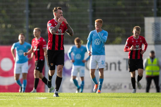 Nikolaj Hansen of Vikingur celebrate