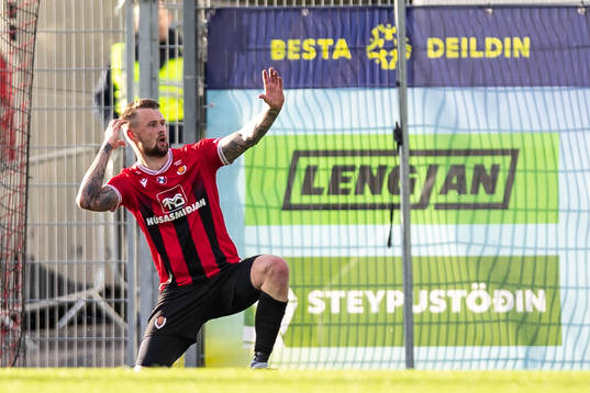 Nikolaj Hansen of Vikingur celebrates scoring 2-3
