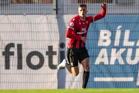 Karl Fridleifur Gunnarsson of Vikingur celebrates 3-3