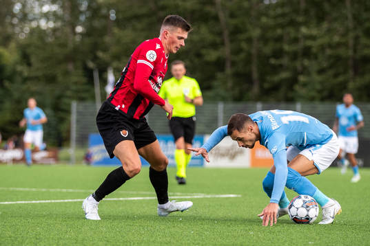 Karl Fridleifur Gunnarsson of Vikingur and Veljko