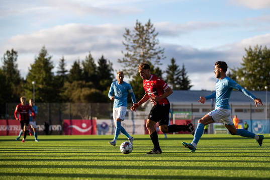 Pablo Punyed of Vikingur and Erdal Rakip of Malmö FF