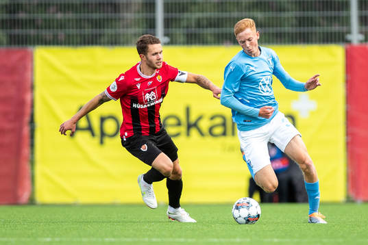Julius Magnusson of Vikingur and Hugo Larsson of Malmö FF
