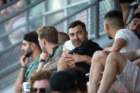 Örebros Jiloan Hamad på läktaren