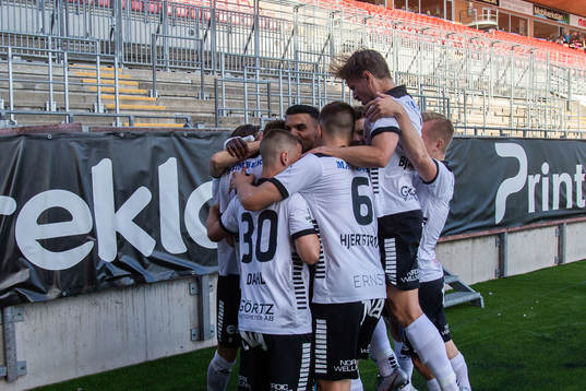 Örebros Erik Björndahl jublar