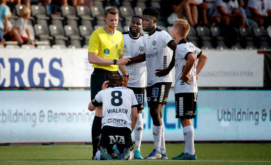 Örebros Kevin Walker har ont och Örebrospelarna deppar