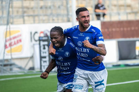 Trelleborgs Henry Offia och Simon Amin jublar