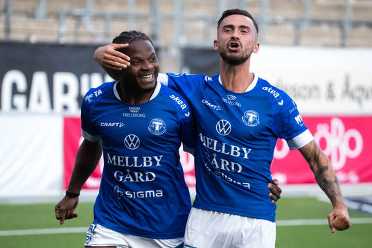 Trelleborgs Henry Offia och Simon Amin jublar