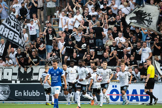 Örebros Victor Mpindi jublar