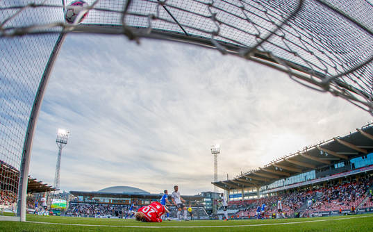 Trelleborgs Henry Offia gör 2-2 och Örebros målvakt