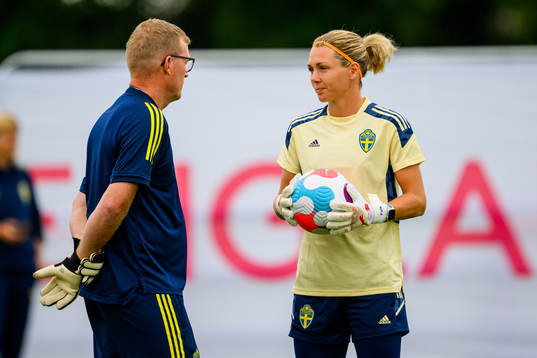 Leif Troedsson, goalkeeper coach speaks to goalkeeper