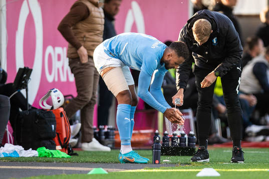 Isaac Kiese Thelin of Malmö FF washes his hands