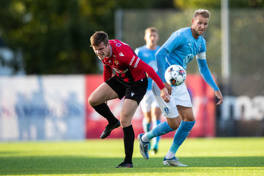 Karl Fridleifur Gunnarsson of Vikingur and Ola Toivonen of