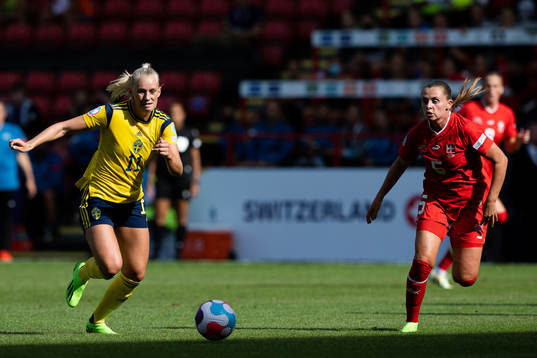 Stina Blackstenius of Sweden and Noelle Maritz of
