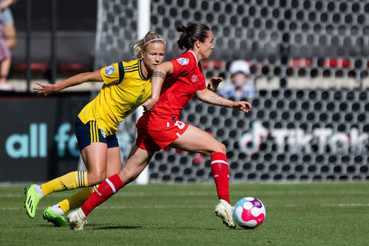 Hanna Glas of Sweden and Geraldine Reuteler of Switzerland