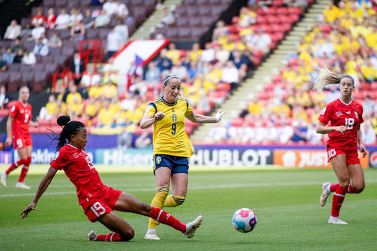 Eseosa Aigbogun of Switzerland and Kosovare Asllani of