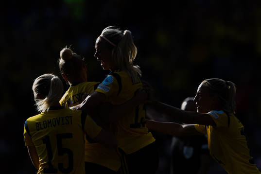 Players of Sweden celebrate the 2-1 goal ny Hanna Bennison