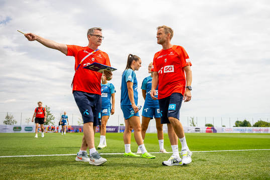 Halvor Lea, press officer, and Martin Sjögren, head coach