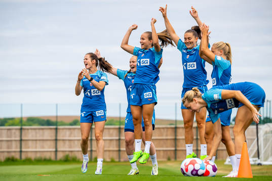 Tuva Hansen, goalkeeper Aurora Mikalsen, Guro Reiten and