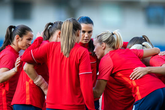 Ingrid Syrstad Engen and players of Norway gather in a