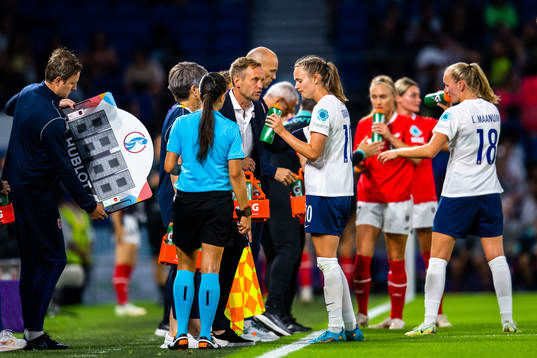 Head coach Martin Sjögren and Caroline Graham Hansen of