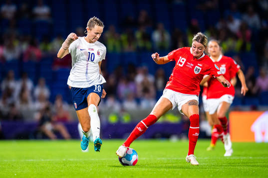 Caroline Graham Hansen of Norway and Verena Hanshaw of