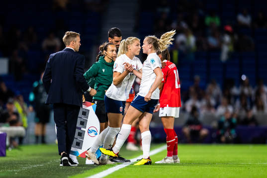 Anja Sønstevold changes with Julie Blakstad of Norway