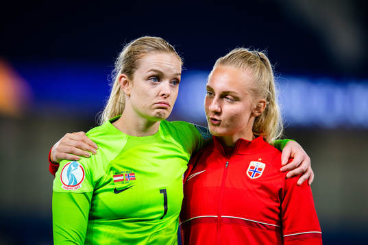 Goalkeeper Guro Pettersen and goalkeeper Sunniva Skoglund
