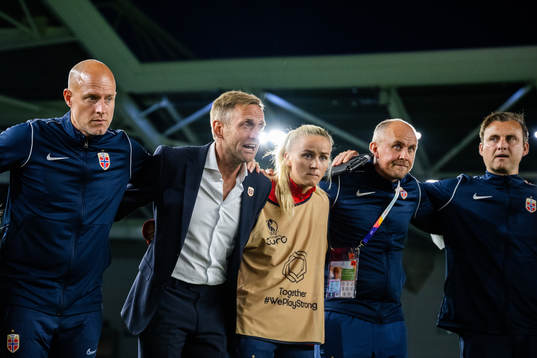 Martin Sjögren, head coach of Norway, talks to players and