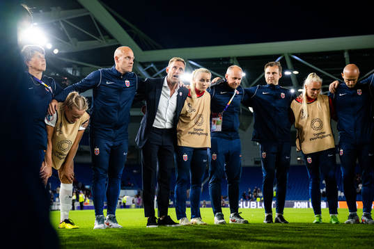 Martin Sjögren, head coach of Norway, talks to players and