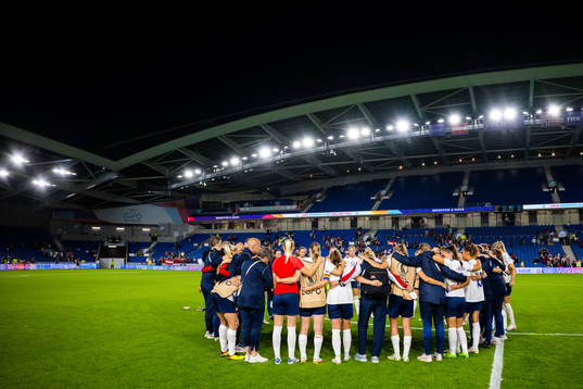 Players and staff of Norway gathered in a circle