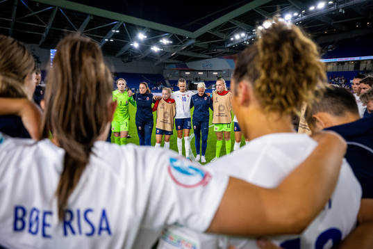 Goalkeeper Guro Pettersen, physio Margareta Endresen, Thea