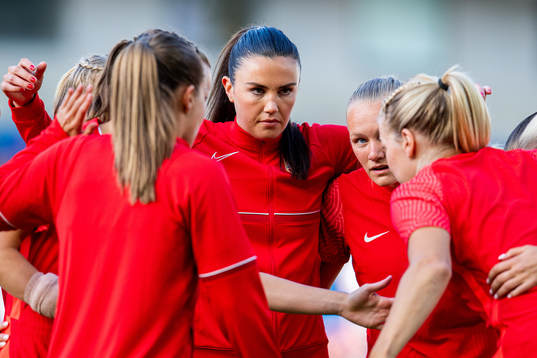 Ingrid Syrstad Engen, Frida Maanum and players of Norway