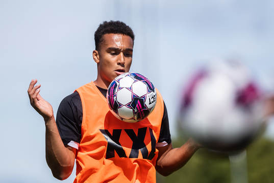 Brages Eirik Asante Gayi värmer upp