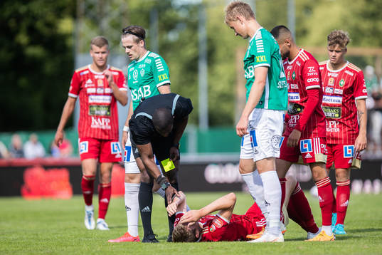 Brages Henry Sketsjöe tilldelas ett gult kort medan
