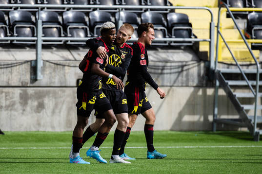 Östersunds Simon Kroon och Chovanie Amatkarijo jublar