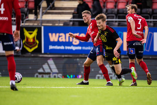 Östers Emil Engqvist och Östersunds Sebastian Karlsson