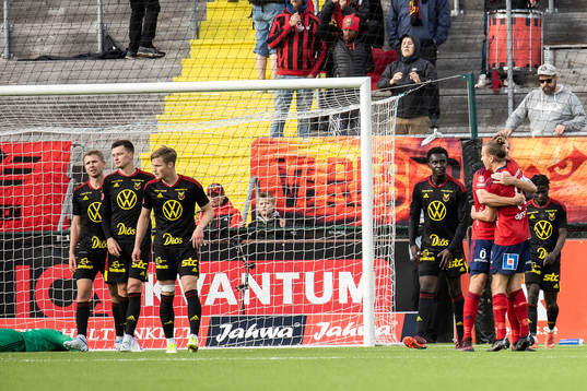 Östers Månz Berg och Jesper Jonasson Westermark jublar