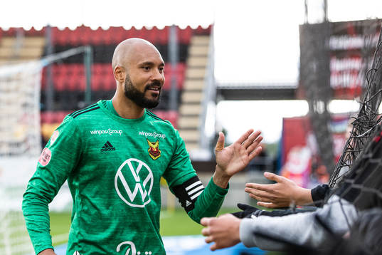 Östersunds målvakt Aly Keita jublar