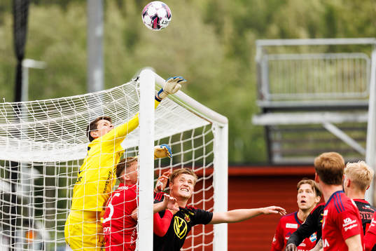 Östers målvakt Victor Stulic och Emil Engqvist