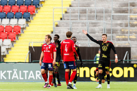 Östersunds Myroslav Mazur reagerar på Östers John