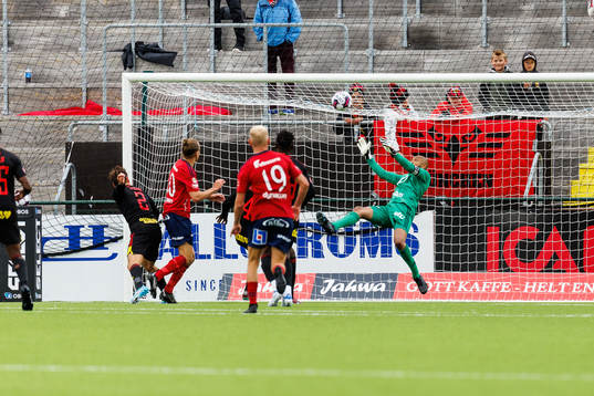 Östersunds målvakt Aly Keita med en räddning