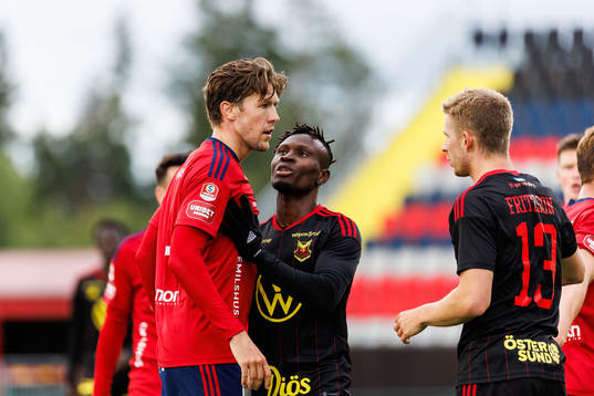 Östers John Stenberg i samtal med Östersunds Sam Mensiro