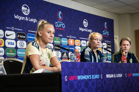 Stina Blackstenius and Hanna Glas of the Swedish women's