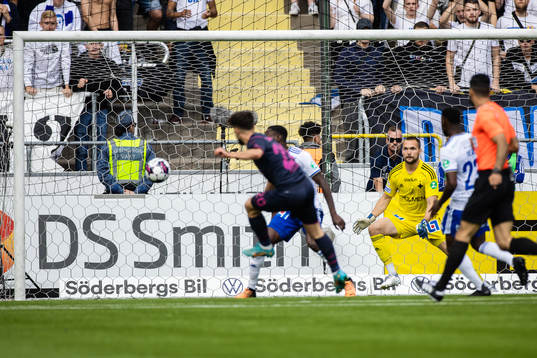 Malmö FFs Moustafa Zeidan gör 0-1 bakom IFK Norrköpings