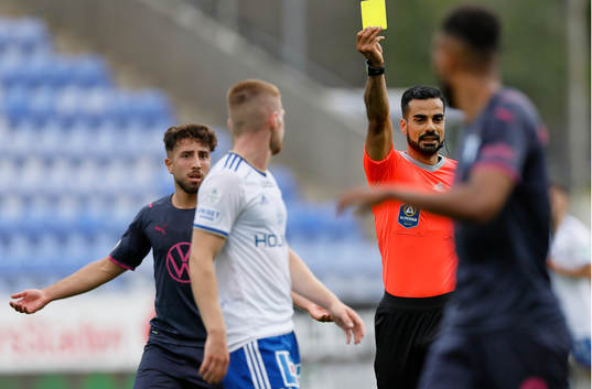 Domare Mohammed Al-Hakim ger gult kort till IFK