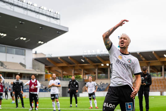 Örebros Daniel Björnkvist jublar