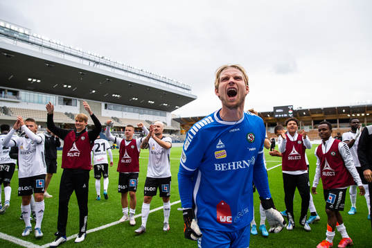 Örebros målvakt William Eskelinen jublar