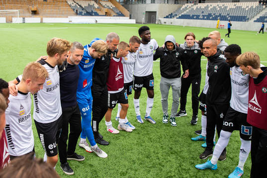 Örebros huvudtränare Axel Kjäll och spelare