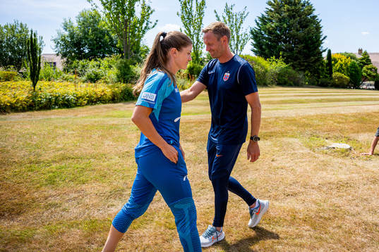 Maren Mjelde and Martin Sjögren, head coach of the